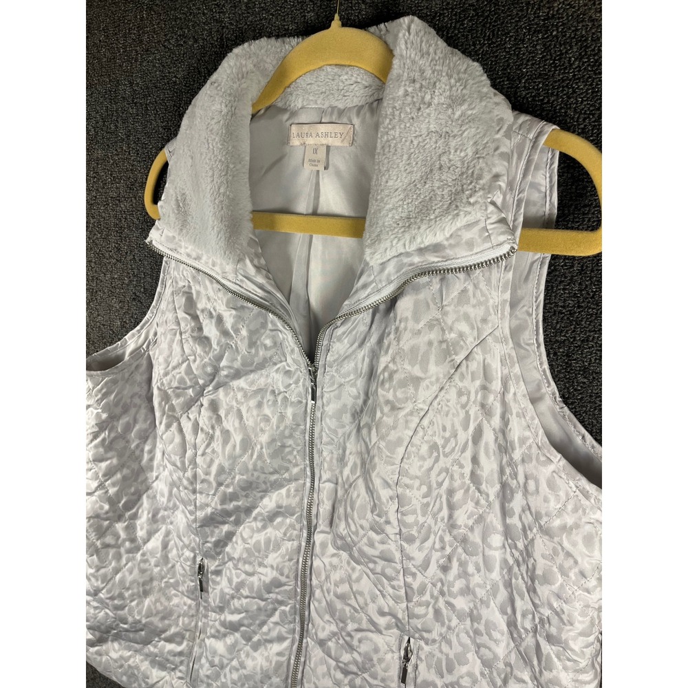 Laura Ashley Women 1X Quilted Puffer Vest Gray Leopard Print Faux Fur Collar